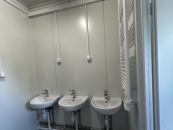 Umywalki w kontenerze sanitarnym