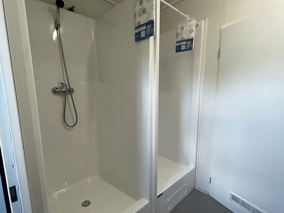 Kabina prysznicowa w module sanitarnym