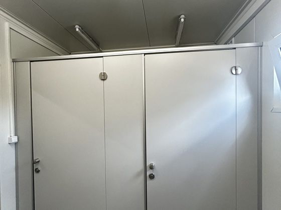 Kabiny WC w kontenerze sanitarnym