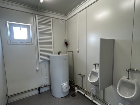 Pisuary i bojler w module sanitarnym