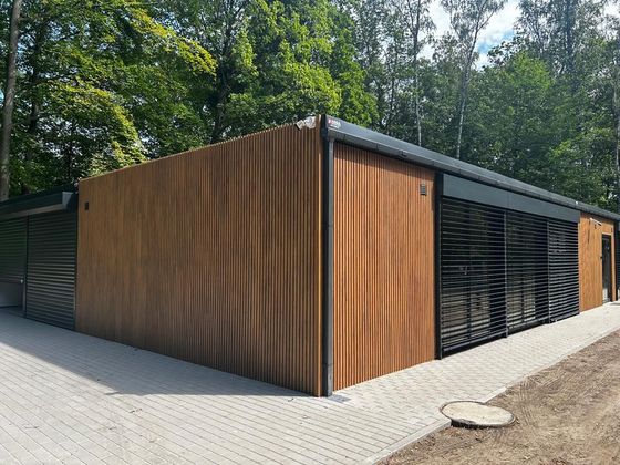 Obiekt z drewnianą elewacją lamelową