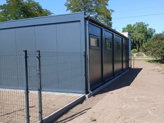 Zestaw kontenerów na ogrodzonym terenie