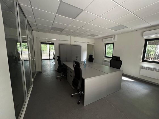 Open space z biurkami w module