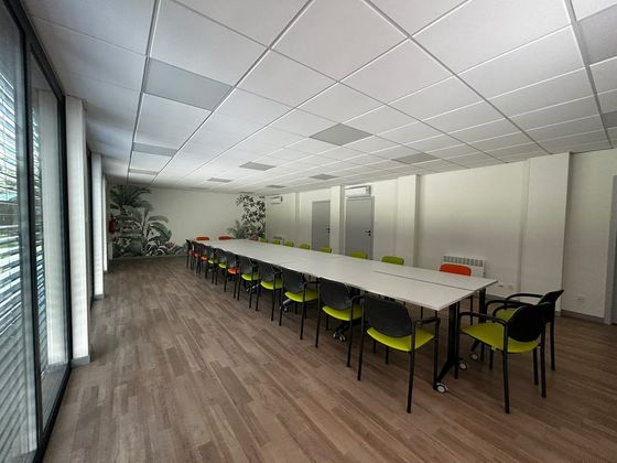 Sala konferencyjna z pełnym przeszkleniem